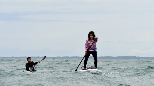 Susi Pudjiastuti di tengah laut. (Foto: twitter/@susipudjiastuti)