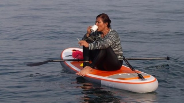 Susi Pudjiastuti minum kopi di tengah laut  (Foto: twitter/@susipudjiastuti)