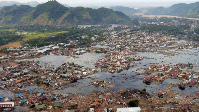 Rumah-rumah rusak akibat tsunami di Aceh. (Foto: Wikimedia Commons)
