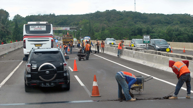 Perbaikan jembatan Cisomang (Foto: Arif Firmansyah/ANTARA)