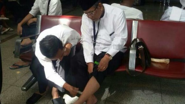 Jokowi mengolesi minyak ke kaki Hasyim Muzadi (Foto: Dokumentasi Facebook Presiden Joko Widodo)