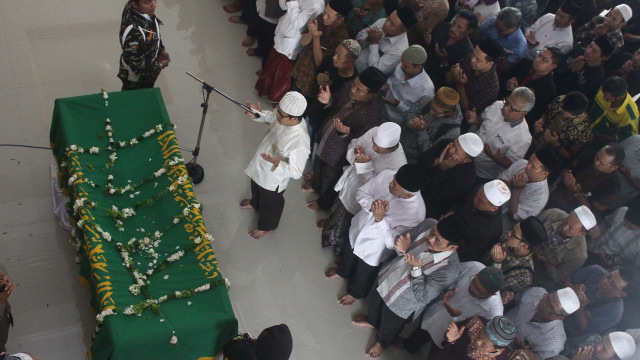 Salat jenazah alm Hasyim Muzadi (Foto: Ari Bowo Sucipto/ANTARA)