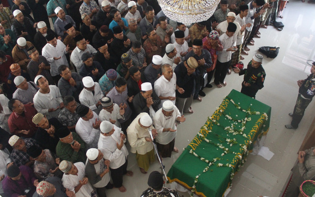 Salat jenazah alm Hasyim Muzadi (Foto: Ari Bowo Sucipto/ANTARA)