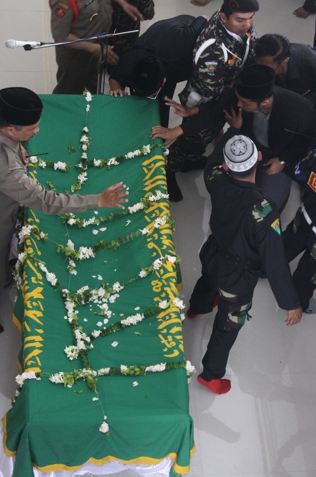 Berebut mencium peti jenazah Hasyim Muzadi (Foto: Ari Bowo Sucipto/ANTARA)