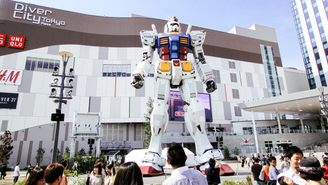 Gundam raksasa di depan DiverCity Tokyo Plaza (Foto: Dick Thomas Johnson via Flickr)