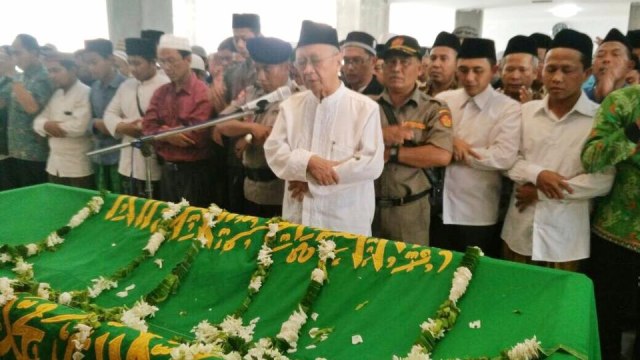 Salahuddin Wahid memimpin salat jenazah (Foto: Facebook Ipang Wahid)