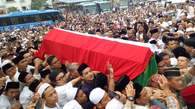 Jenazah Hasyim Muzadi tiba di Ponpes Al Hikam. (Foto: Ainul Qalbi/kumparan)