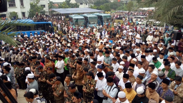 Massa salatkan Hasyim Muzadi di Ponpes Al Hikam. (Foto: Ainul Qalbi/kumparan)