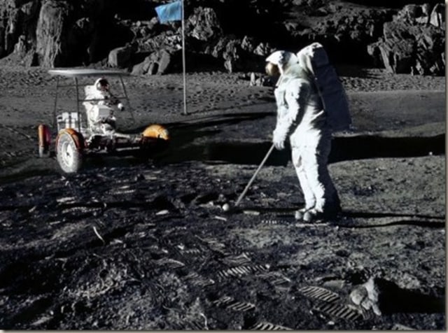 Bermain golf di bulan