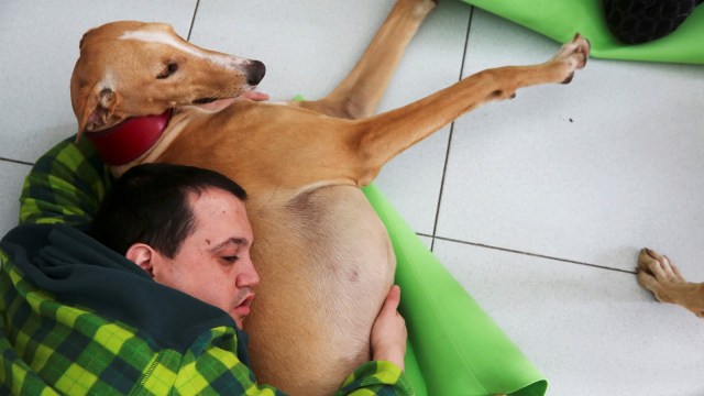 Pasien dan anjing "puppy love" (Foto: REUTERS/Susana Vera)