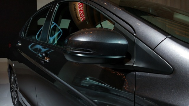 Kaca spion mobil Honda City dari depan (Foto: Gesit Prayogi/kumparan)