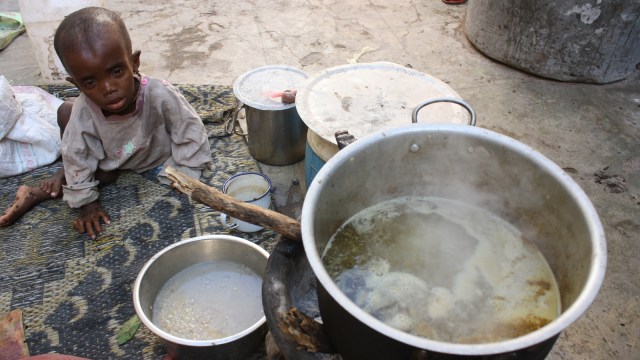 Seroang anak Somalia menunggu makanan. (Foto: Dok. relawan ACT)