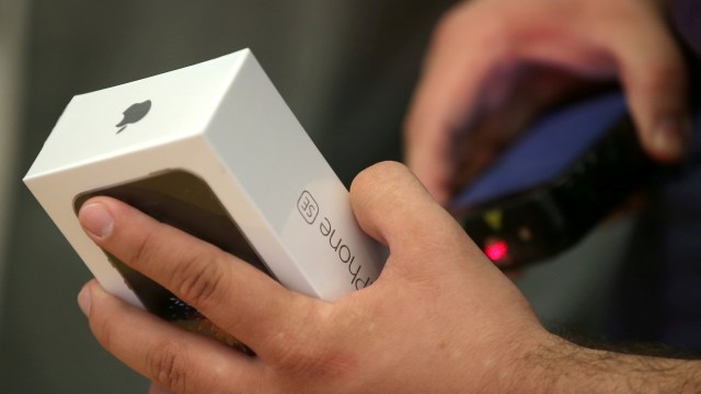 Ilustrasi smartphone. Foto: REUTERS/Lucy Nicholson