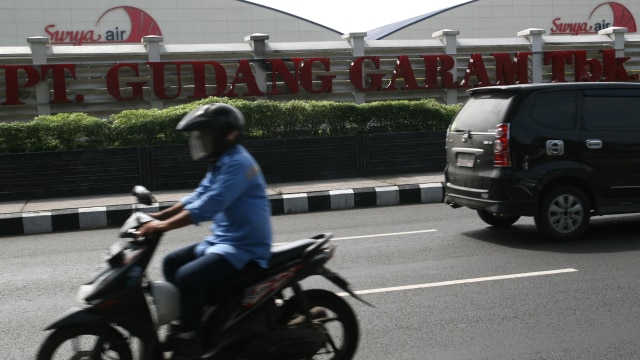 Pemotor lewat helipad Gudang Garam Foto: Prasetia Fauzani/ANTARA
