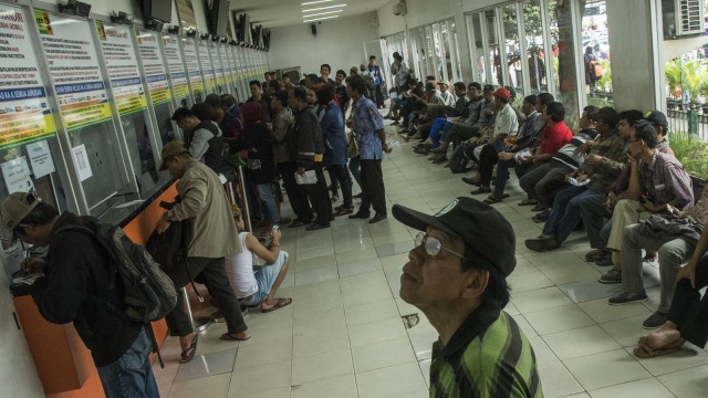 Antrean pembeli tiket kereta api Stasiun Senen. (Foto: Antara/Aprillio Akbar)