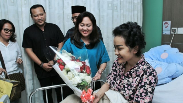 Djarot Jenguk Julia Perez (Foto: Tim Media Djarot)