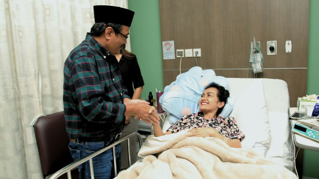 Djarot Jenguk Julia Perez (Foto: Tim Media Djarot)