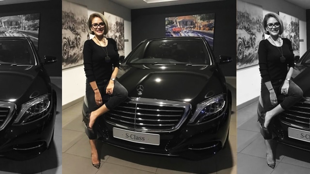 Nikita Mirzani dan mobil barunya. (Foto: Instagram @nikitamirzanimawardi_17 Verified Follow)