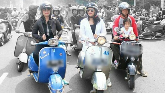 Ketty dan kedua orang tuanya pecinta vespa. (Foto: Dok. Ketty Mauli Andiny)