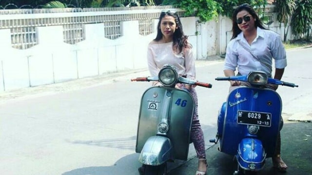 Ketty dan sang ibu, pecinta vespa. (Foto: Dok. Ketty Mauli Andiny)