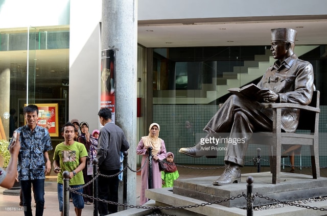 Mana yang Benar: Sukarno atau Soekarno, Blitar atau Surabaya?