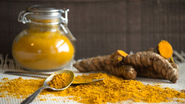 Kantung mata hilang dengan masker kunyit. (Foto: Thinkstock)
