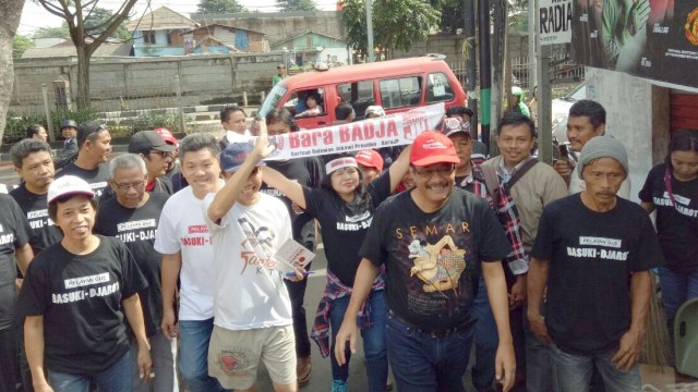 Djarot saat blusukan di Klender, Jakarta Timur. (Foto: Akbar Ramadhan/kumparan)