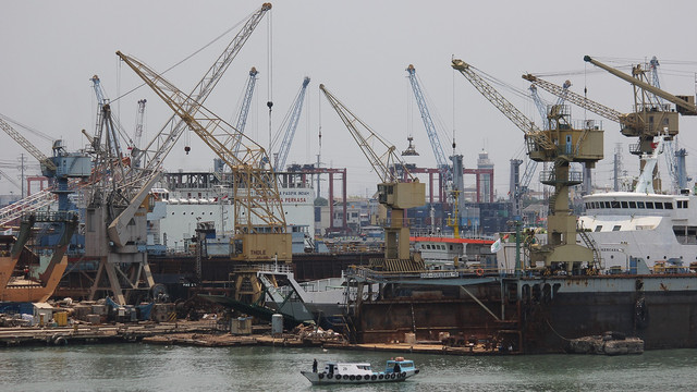Aktivitas di sebuah pelabuhan. (Foto: ANTARA FOTO/Moch Asim)