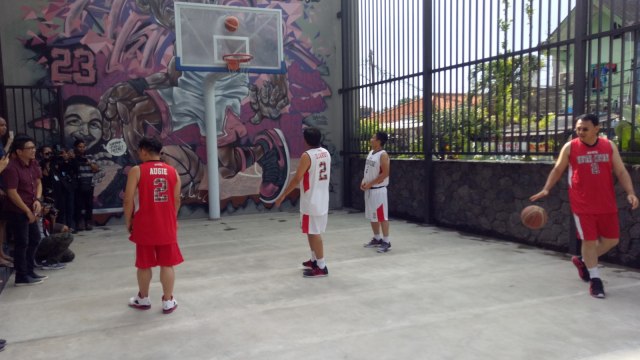 Ahok Djarot main basket bersama Augie dan Yosie. (Foto: Akbar Ramadhan/kumparan)