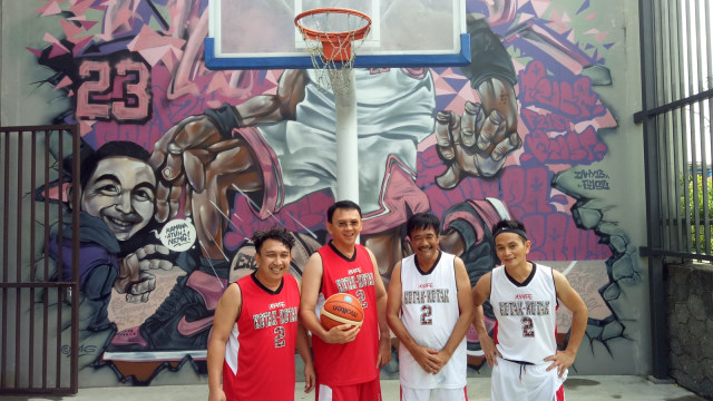 Ahok, Djarot, Augie, dan Yosie bermain basket. (Foto: Akbar ramadhan/kumparan)