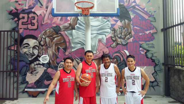 Ahok Djarot main basket bersama Augie dan Yosie. (Foto: Akbar Ramadhan/kumparan)