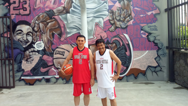 Ahok dan Djarot bermain basket. (Foto: Akbar Ramadhan/kumparan)
