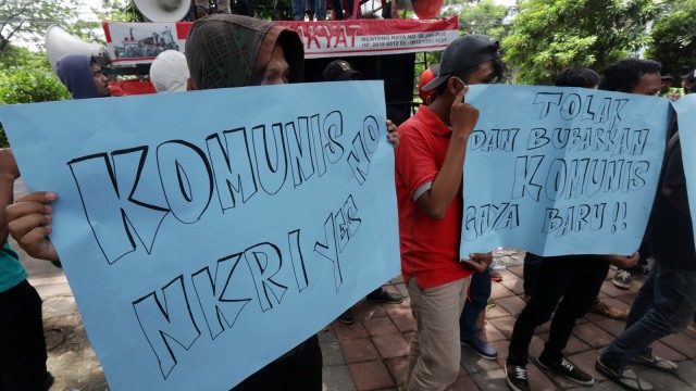 Aksi tolak komunis di depan Gedung Komnas HAM (Foto: Fanny Kusumawardhani/kumparan)