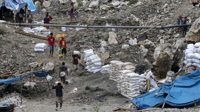 Aktivitas penambang di pertambangan Poboya, Palu (Foto: Fanny Kusumawardhani/kumparan)