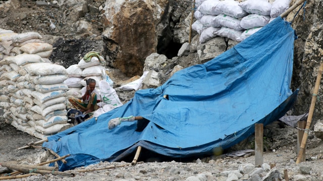 Pemecah batu di pertambangan Poboya, Palu (Foto: Fanny Kusumawardhani/kumparan)