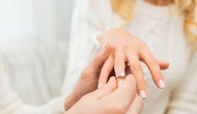 Cincin tunangan menjadi simbol komitmen pria. (Foto: Thinkstockphotos.com)