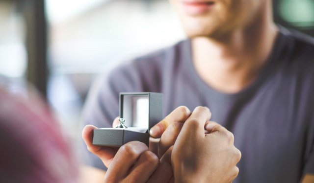 Pria harus tahu ukuran cincin pasangannya. (Foto: Thinkstockphotos.com)