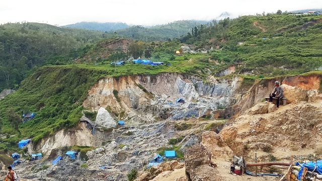 Penambang di Gunung Botak yang sedang beristirahat (Foto: Naufal Abdurrasyid/kumparan)