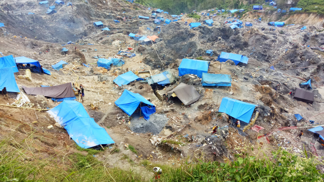 Aktivitas para penambang di Gunung Botak. (Foto: Naufal Abdurrasyid/kumparan)