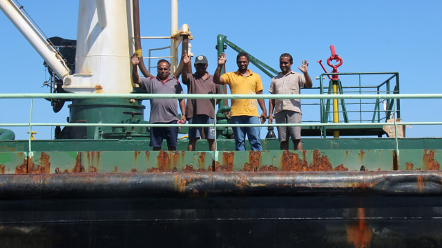 Kru Tanker Aris-13 yang dibebaskan bajak laut. (Foto: Reuters/Abdiqani Hassan)