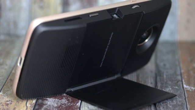 Moto Insta-Share Projector terpasang di Moto Z. (Foto: Yossie Dwi Prananto/YangCanggih.com)