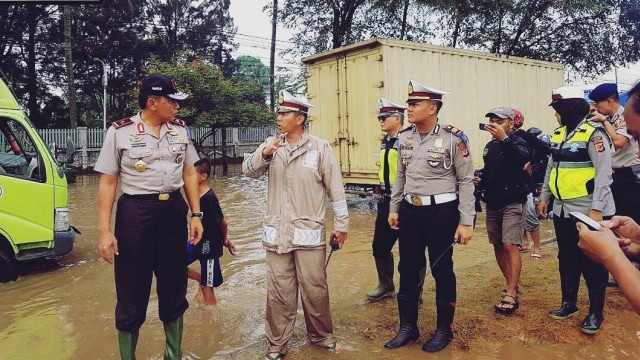 Wakapolda Jabar mengecek banjir di Rancaekek. (Foto: Instagram/rtmcjabar)