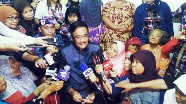 Djarot bersama warga. (Foto: Instagram/@djarotsaifulhidayat)
