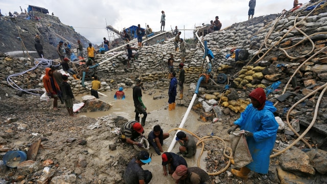 Para penambang emas di Gunung Botak, Maluku. (Foto: Aditia Noviansyah/kumparan)