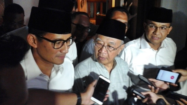 Anies-Sandi sowan ke kediaman Gus Solah (Foto: Wandha Hidayat/kumparan)