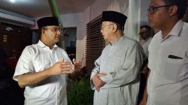 Anies Baswedan berdiskusi dengan Gus Solah (Foto: Wandha Hidayat/kumparan)