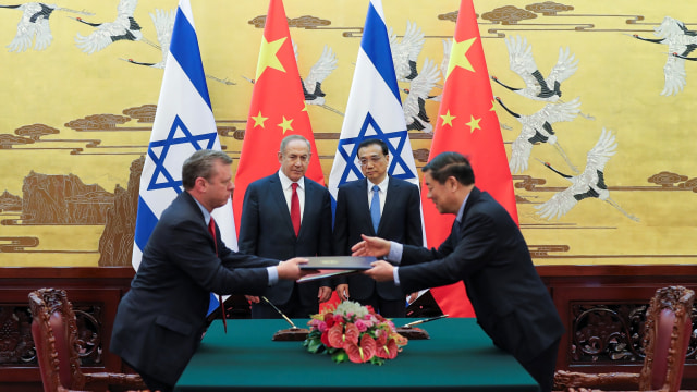 Penandatanganan kerjasama antara Israel dan China (Foto: Jason Lee/Reuters)