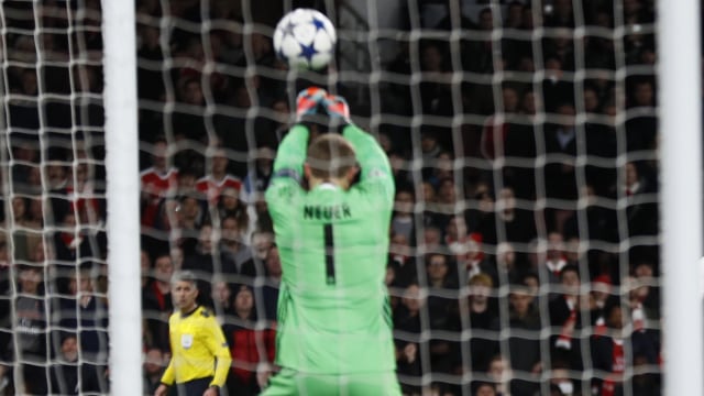 Neuer berusaha menepis bola. (Foto: Reuters)
