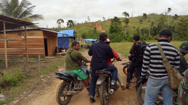 Sekumpulan ojek dan penamabang Gunung Botak. (Foto: Naufal Abdurrasyid/kumparan)