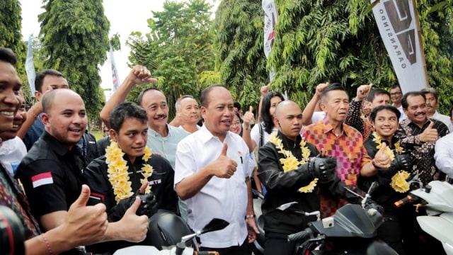 Berfoto bersama motor listrik Gesits (Foto: www.dikti.go.id)